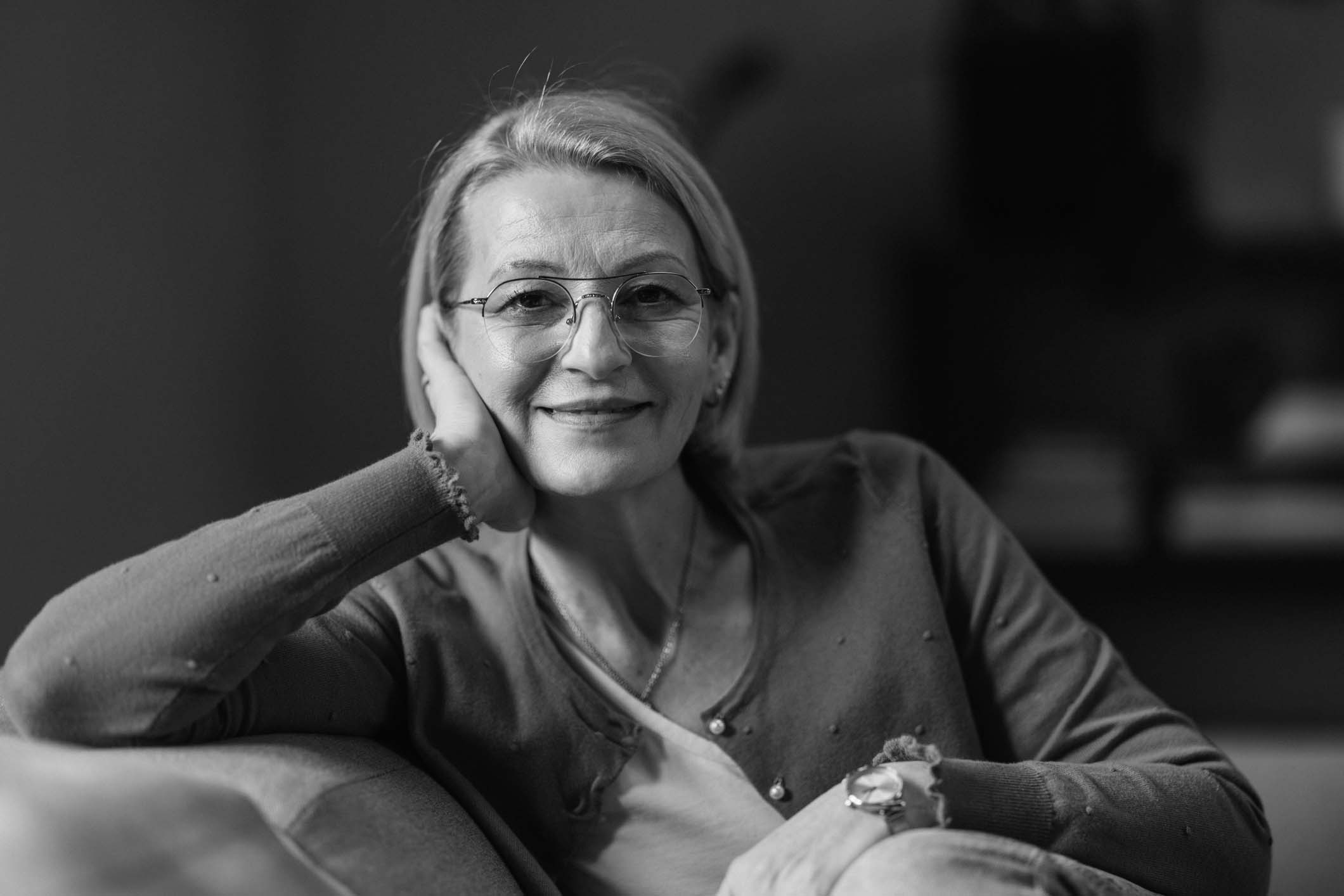 Frau mit Brille am Laptop – Optikhaus Birkenkämper